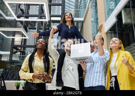 Junge, aktive ambitionierte Menschen lieben ihr Geschäft, sie sind verrückt nach ihrem Arbeits-, Beruf- und Freudenkonzept Stockfoto