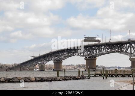 Yorktown, VA/USA, 21. Februar 2020: Die George P. Coleman Memorial Bridge, die zwischen Yorktown, VA und Gloucester, VA über den York River führt. Stockfoto