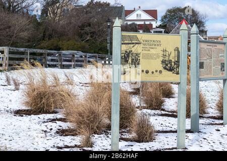 Yorktown, VA/USA - Februar 21.2020: Die Schilder, die die historischen Informationen über Schiffe, Tabak und Handel für das Gebiet der Waterfront Yorktown darstellen. Stockfoto