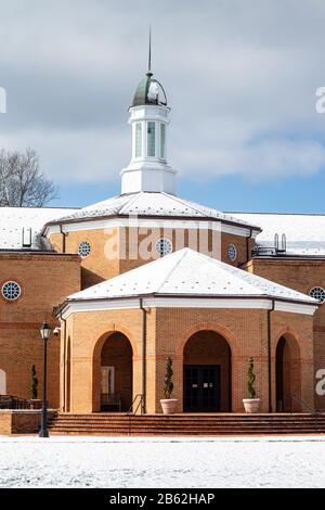 Yorktown, VA/USA - Februar 21.2020: Das koloniale Backstein York County Courthouse nach einem Winterschneesturm. Stockfoto