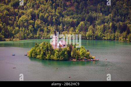 Der See von Bled Slowenien. Schönen Berg Bleder See mit kleinen Wallfahrtskirche. Die meisten berühmten slowenischen See und Insel mit Wallfahrtskirche von th Bled Stockfoto