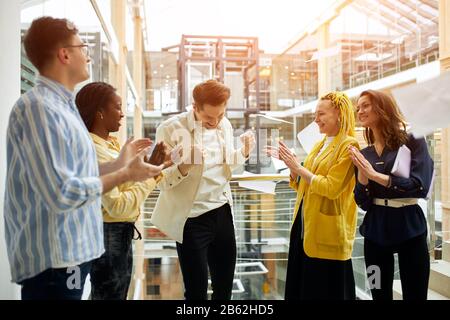 Junge Geschäftsleute sre freuten sich über ihren Chef Stockfoto