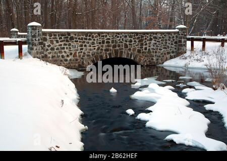 Rockwork Bridge über Bass Brook, AW Stanley Park, New Britain, Connecticut Stockfoto