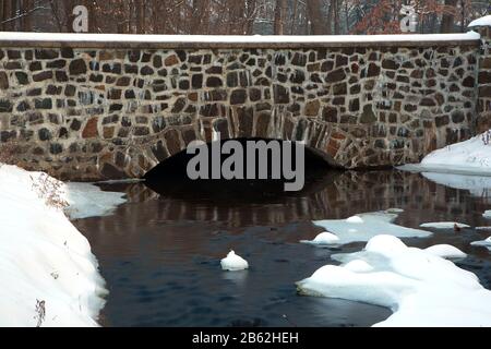 Rockwork Bridge über Bass Brook, AW Stanley Park, New Britain, Connecticut Stockfoto