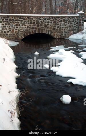 Rockwork Bridge über Bass Brook, AW Stanley Park, New Britain, Connecticut Stockfoto