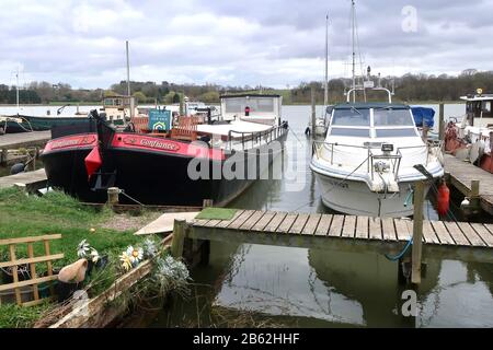 Woodbridge, Suffolk, Großbritannien - 9. März 2020: Hausboot zum Verkauf auf einem nassen und windigen Nachmittagspaziergang am Fluss Deben von Woodbridge nach Melton. Stockfoto