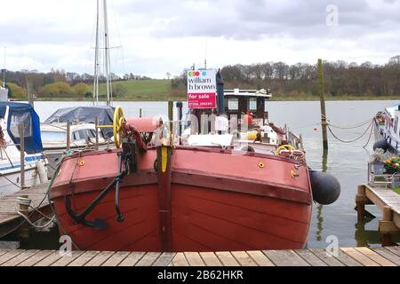 Woodbridge, Suffolk, Großbritannien - 9. März 2020: Hausboot zum Verkauf auf einem nassen und windigen Nachmittagspaziergang am Fluss Deben von Woodbridge nach Melton. Stockfoto