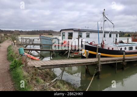 Woodbridge, Suffolk, Großbritannien - 9. März 2020: Hausboote auf einem nassen und windigen Nachmittagspaziergang am Fluss Deben von Woodbridge nach Melton. Stockfoto