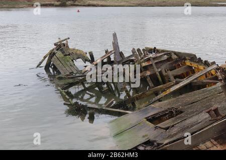 Woodbridge, Suffolk, Großbritannien - 9. März 2020: Bootswrack auf einem nassen und windigen Nachmittagspaziergang am Fluss Deben von Woodbridge nach Melton. Stockfoto