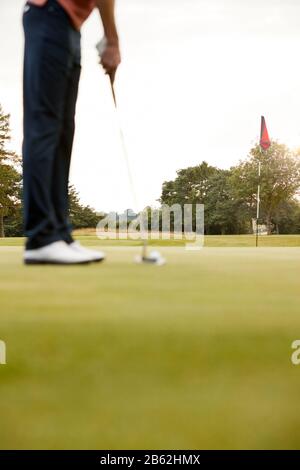 Nahaufnahme Des Weiblichen Golfspielers, Der Die Kugel Auf Grün Setzt Stockfoto