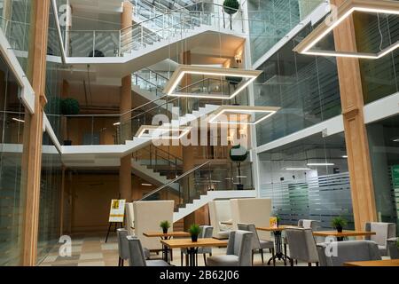 Modernes Luxus-Büro IT Business Center Corporate Interior mit Treppenhaus. Café-Konzept Stockfoto