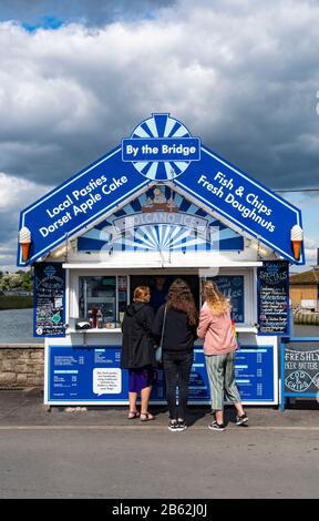 Kiosk, Verkauf von Fisch und Chips in West Bay, Dorset. Stockfoto