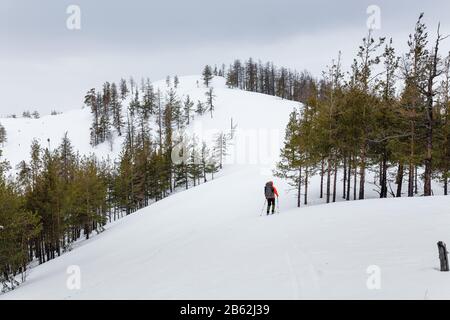 Winterlandschaft mit einsamen Skifahrern auf dem Berg Stockfoto