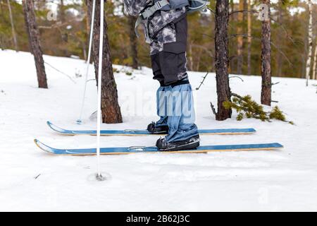 Nahaufnahme von Holzskiern mit dem Fuß des Skifahrers Stockfoto