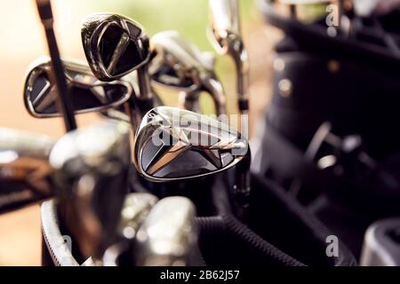 Nahaufnahme Von Clubs In Bag Auf Golf Buggy Stockfoto