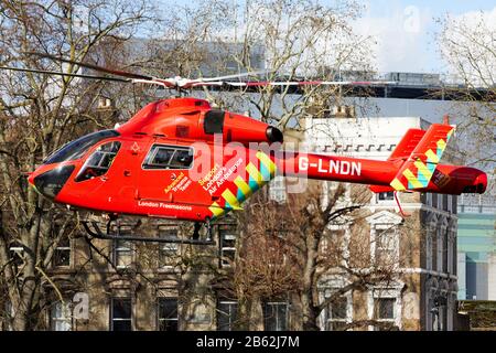 London, Großbritannien - 2. März 2020: Ein Hubschrauber (MD902 Explorer Registration G-LNDN) vom London Air Ambulance Service, der abgehört. Stockfoto