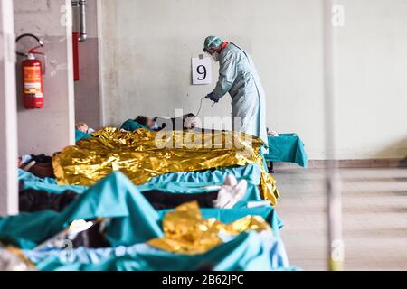 Italien, Region Lombardei, Brescia, 9. März 2020: Covid-19-Virus-Epidemie. Coronavirus Notfall. Im Bild zeigen Keckpunkt und Triage bei Civile H Stockfoto