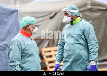 Italien, Region Lombardei, Brescia, 9. März 2020: Covid-19-Virus-Epidemie. Coronavirus Notfall. Im Bild zeigen Keckpunkt und Triage bei Civile H Stockfoto