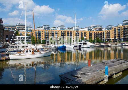 St. Katherine's Dock, in der Nähe der Tower Bridge, London, Großbritannien, mit Yachten Stockfoto