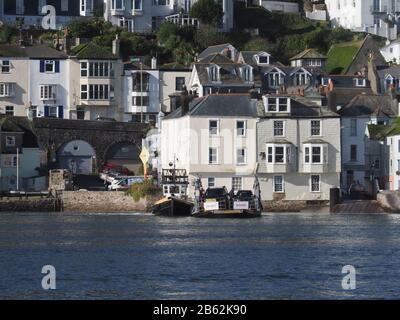 Die untere Dartmouth-Fähre wartet darauf, Dartmouth, Devon, Großbritannien, zu verlassen Stockfoto