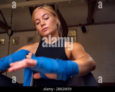 Boxertraining Für Frauen Im Fitnessstudio, Das Sich Um Die Hände Wickelt Stockfoto