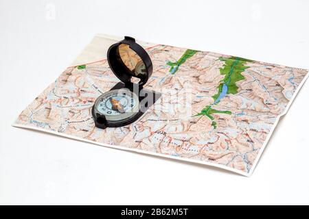 Kompass über der Karte auf weiß Stockfoto