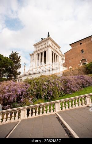 Nationaldenkmal für Victor Emmanuel II oder II Vittoriano an der Piazza Venezia, Rom. Seitenansicht vom Treppenhaus zum Kapitolinplatz. Stockfoto