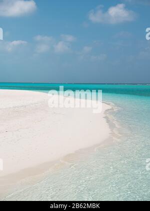 Idyllischer Strand auf den Malediven auf der Insel Meeru mit Bewölktem Himmel und indischem Ozean. Stockfoto