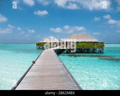Luxury Resort mit Wasserbungalows und Villen auf den Malediven. Indischer Ozean. Stockfoto