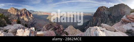 Panorama vom Gipfel des Juniper Mountain im Red Rock Canyon Conservation Area in der Nähe von Las Vegas Nevada, einschließlich Bridge Mountain und Rainbow Mountai Stockfoto