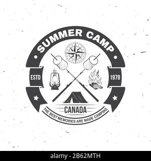 Sommercamp. Das Glück wird mit Marshmallows getost. Vektorgrafiken. Vintage-Typografie-Design mit Zelt, Lagerfeuer, Marshmallow auf einer Stock-Silhouette. Konzept für Hemd oder Druck, Stempel oder T-Shirt Stock Vektor