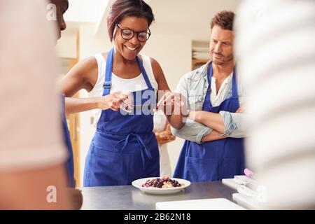 Frau, Die In Der Kochklasse Foto Von Pancake Dish Für Social Media Nimmt Stockfoto