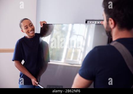 Schließen Sie Den Flachbildfernseher An die Wand Zu Hause An Stockfoto