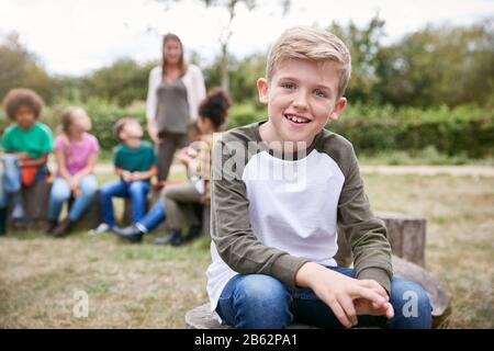 Portrait Von Jungen Auf Aktivitäten Im Freien Camping-Reise Mit Freunden Rund Um Camp Fire Stockfoto