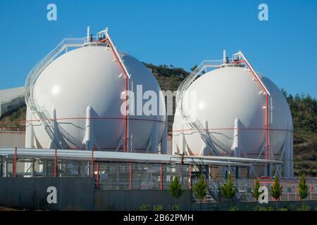 Zwei Flüssiggas-Lagertanks. LNG/LPG-Lageranlage. Stockfoto