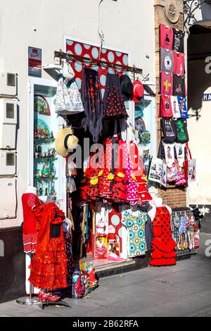 Souvenirshop mit Souvenirs, Kleidung, Röcken und Hüten im Flamenco-Stil, Sevilla, Spanien Stockfoto