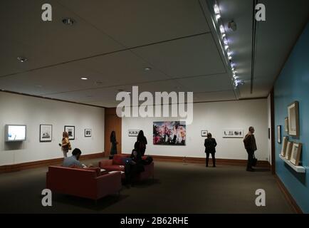 New York, Vereinigte Staaten. März 2020. Die Teilnehmer gehen durch die Ausstellung in einer Pressevorschau zu Photographs Letztem Jahrhundert: Die Ann Tenenbaum und Thomas H. Lee Collection am Montag, den 9. März 2020 in Der Met Fifth Ave in New York City. Foto von John Angelillo/UPI Credit: UPI/Alamy Live News Stockfoto