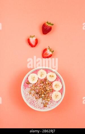 Erdbeer-Smoothie-Schüssel mit Beeren und Superfoods auf hellem Hintergrund. Sommeressen für das Entgiftungskonzept. Stockfoto