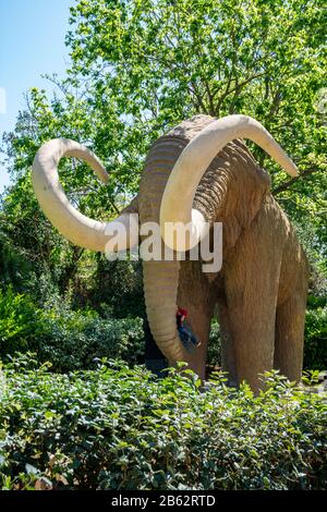 Mammutstatue im Parc de la Ciutadella in Barcelona, Katalonien, Spanien Stockfoto