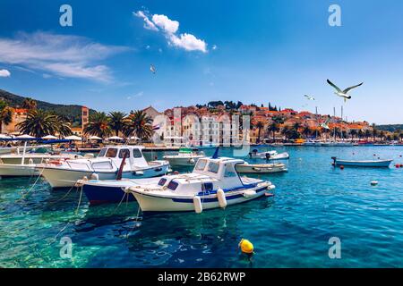 Blick auf erstaunliche Archipel mit Fischerbooten vor der Stadt Hvar, Kroatien. Hafen der alten Adria Insel Hvar mit der Möwe fliegen über den Stockfoto