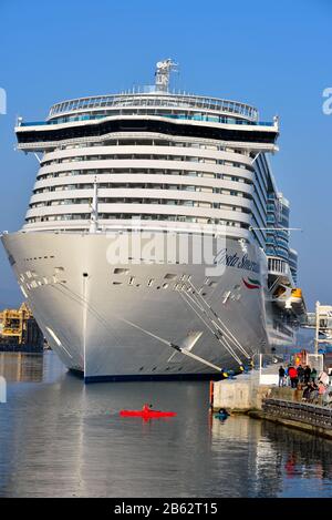 Taufe des Kreuzfahrtschiffs costa smeralda Paten Penelope Cruz 23. Februar 2020 Savona Italien Stockfoto