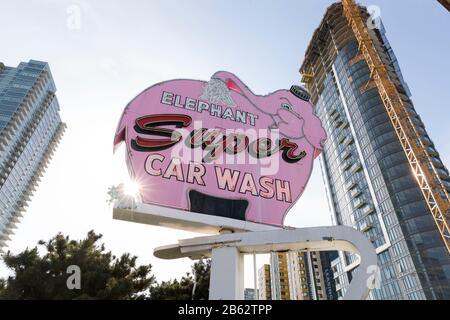 Das berühmte Schild "Elephant Car Wash" von Seattle liegt im Schatten einer im Bau befindlichen Eigentumswohnung im Belltown-Viertel am 27. Februar. Stockfoto