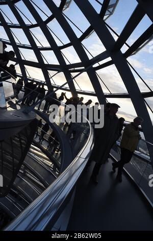 Berlin, Deutschland. März 2020. Die Menschen besuchen die Kuppel des Reichstags-Gebäudes. Als Reaktion auf die Corona-Epidemie wird der Bundestag den Reichstagskuppel und die Dachterrasse für Besucher ab Dienstag, dem 10. März 2020 schließen. Kredit: Sonja Wurtscheid / dpa / Alamy Live News Stockfoto