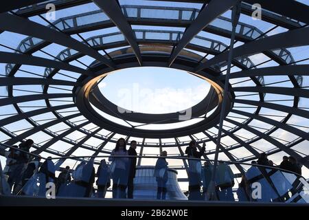 Berlin, Deutschland. März 2020. Die Menschen besuchen die Kuppel des Reichstags-Gebäudes. Als Reaktion auf die Corona-Epidemie wird der Bundestag den Reichstagskuppel und die Dachterrasse für Besucher ab Dienstag, dem 10. März 2020 schließen. Kredit: Sonja Wurtscheid / dpa / Alamy Live News Stockfoto