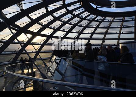 Berlin, Deutschland. März 2020. Die Menschen besuchen die Kuppel des Reichstags-Gebäudes. Als Reaktion auf die Corona-Epidemie wird der Bundestag den Reichstagskuppel und die Dachterrasse für Besucher ab Dienstag, dem 10. März 2020 schließen. Kredit: Sonja Wurtscheid / dpa / Alamy Live News Stockfoto