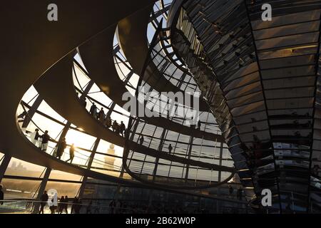 Berlin, Deutschland. März 2020. Die Menschen besuchen die Kuppel des Reichstags-Gebäudes. Als Reaktion auf die Corona-Epidemie wird der Bundestag den Reichstagskuppel und die Dachterrasse für Besucher ab Dienstag, dem 10. März 2020 schließen. Kredit: Sonja Wurtscheid / dpa / Alamy Live News Stockfoto