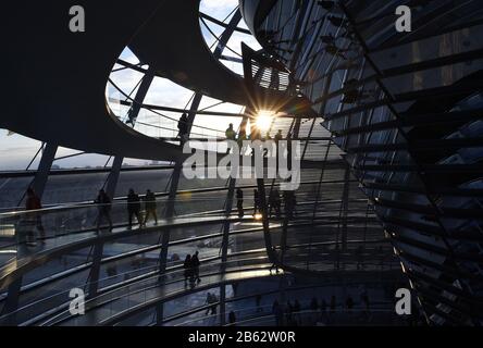 Berlin, Deutschland. März 2020. Die Menschen besuchen die Kuppel des Reichstags-Gebäudes. Als Reaktion auf die Corona-Epidemie wird der Bundestag den Reichstagskuppel und die Dachterrasse für Besucher ab Dienstag, dem 10. März 2020 schließen. Kredit: Sonja Wurtscheid / dpa / Alamy Live News Stockfoto