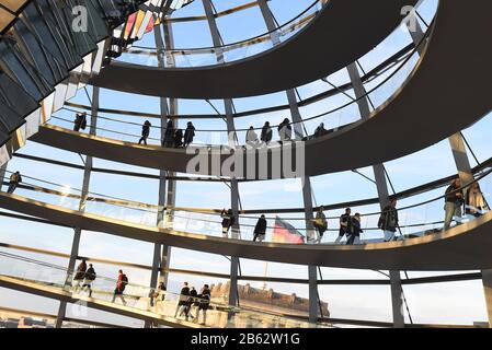 Berlin, Deutschland. März 2020. Die Menschen besuchen die Kuppel des Reichstags-Gebäudes. Als Reaktion auf die Corona-Epidemie wird der Bundestag den Reichstagskuppel und die Dachterrasse für Besucher ab Dienstag, dem 10. März 2020 schließen. Kredit: Sonja Wurtscheid / dpa / Alamy Live News Stockfoto