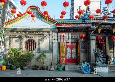 Yangon, MYANMAR - 23. JANUAR 2020: Kheng Hock Keong buddhistischer Tempel zu Ehren von Mazu, der chinesischen Meeresgottheit, der im Jahr 1863 fertiggestellt wurde. Stockfoto