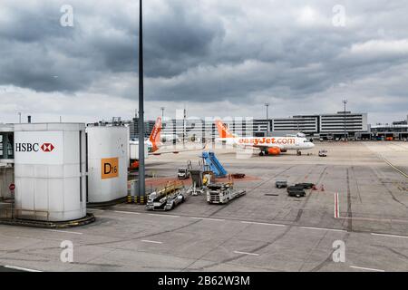 Frankreich PARIS, DER FLUGHAFEN VON CHARLES DE GAULLE, 17. März 2017: Panoramaaussicht auf den CDG-Flughafen, mit geparkten easyJet-Flugzeug- und Supportdiensten Stockfoto